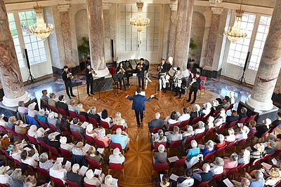 Veranstaltungsbild Musizierende und Publikum in der Rotunde des Biebricher Schlosses