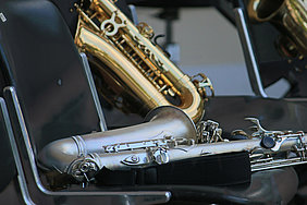 zwei Saxophone auf einem Stuhl