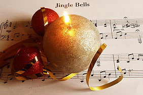 Weihnachtskugel auf Notenblättern